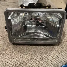 114-00421l Cadillac Driver Left Headlight Rwd Fits 80-89 Fleetwood