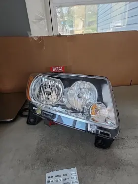 Cs339-b001r Jeep 2011 Grand Cherokee Right Passanger Headlight Assembly