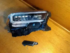 81110-04290 Toyota 2020-2023 Tacoma Headlight Lamp Right Needs Repair Or For Parts